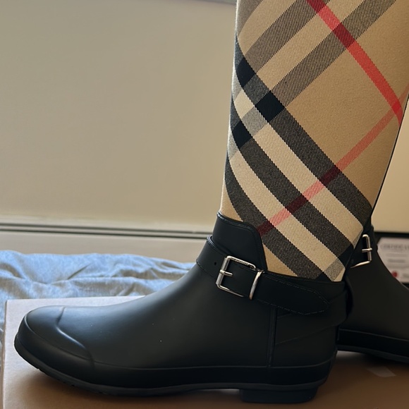 Authentic Burberry rain boots for sale US women’s size 10 - Picture 4 of 5